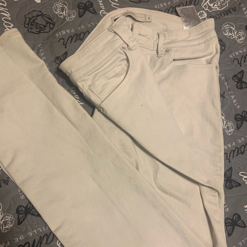A Cream Colored Size 4 #LeviJean #SkinnyJeans